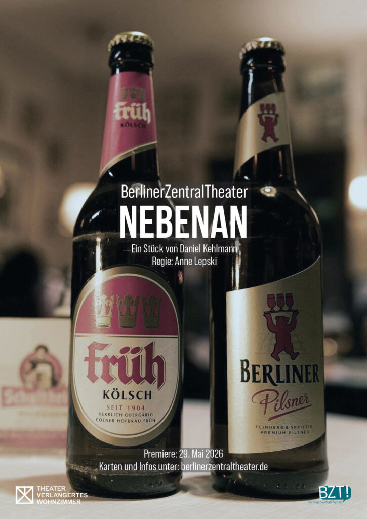 Zwei Bierflaschen (Frühkölsch und Berliner Pilsener) mit Kneipenhintergrund