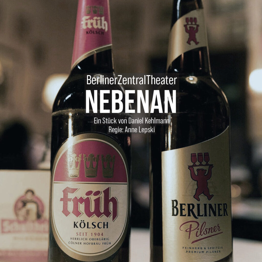 Zwei Bierflaschen (Frühkölsch und Berliner Pilsener) mit Kneipenhintergrund